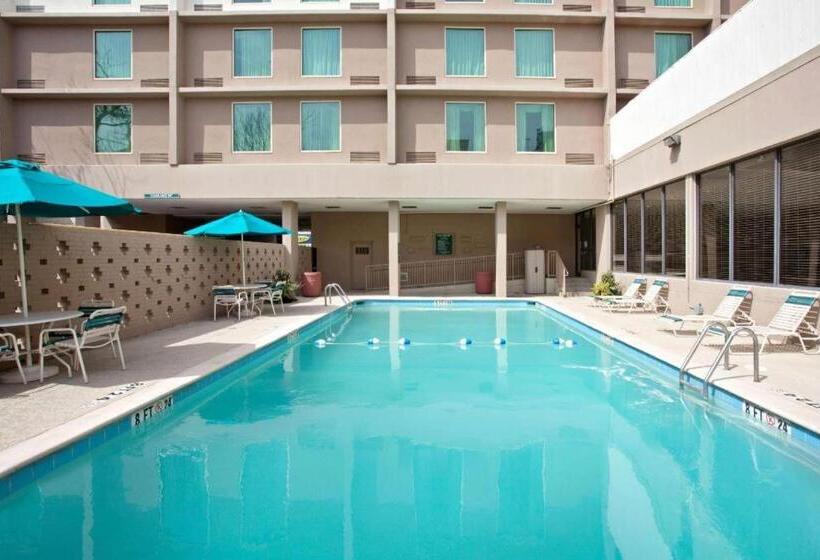 هتل La Quinta Inn & Suites By Wyndham Downtown Conference Center