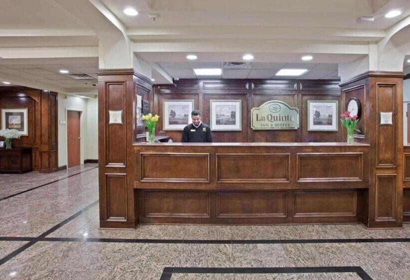 هتل La Quinta Inn & Suites By Wyndham Downtown Conference Center