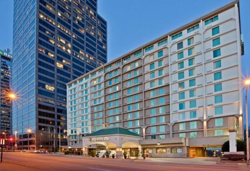 هتل La Quinta Inn & Suites By Wyndham Downtown Conference Center