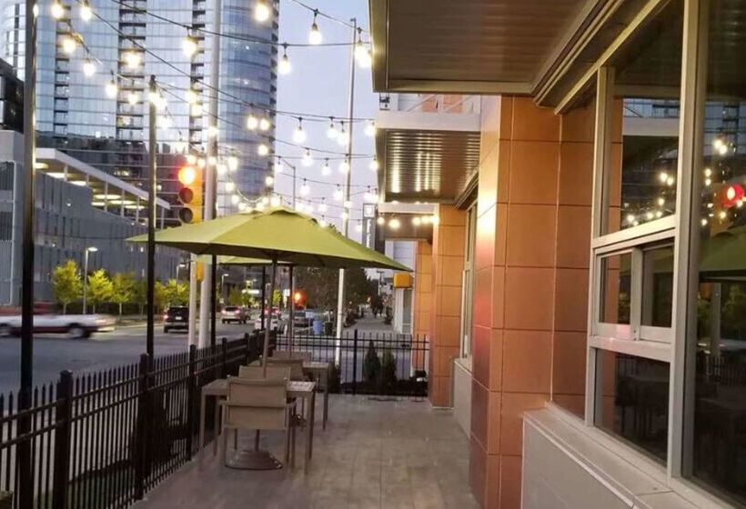 هتل La Quinta Inn & Suites By Wyndham Indianapolis Downtown