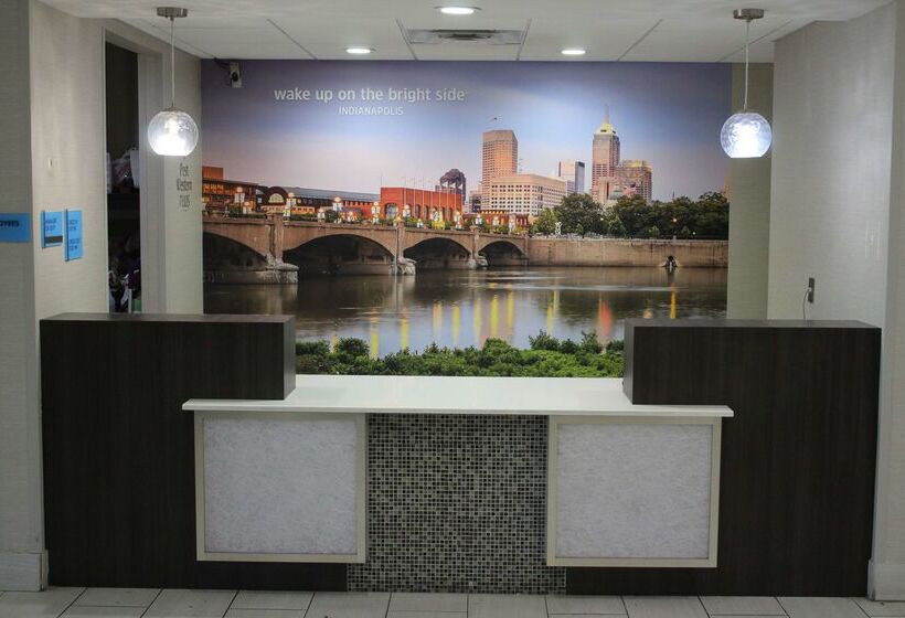 هتل La Quinta Inn & Suites By Wyndham Indianapolis Downtown