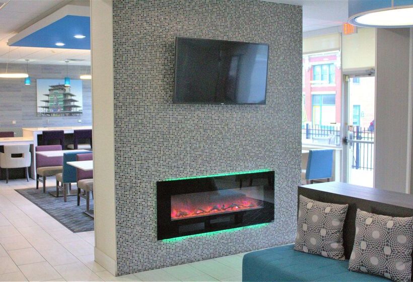 هتل La Quinta Inn & Suites By Wyndham Indianapolis Downtown