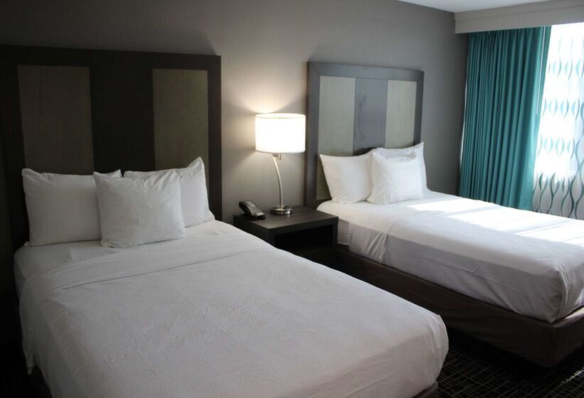 هتل La Quinta Inn & Suites By Wyndham Indianapolis Downtown
