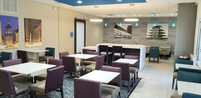 هتل La Quinta Inn & Suites By Wyndham Indianapolis Downtown