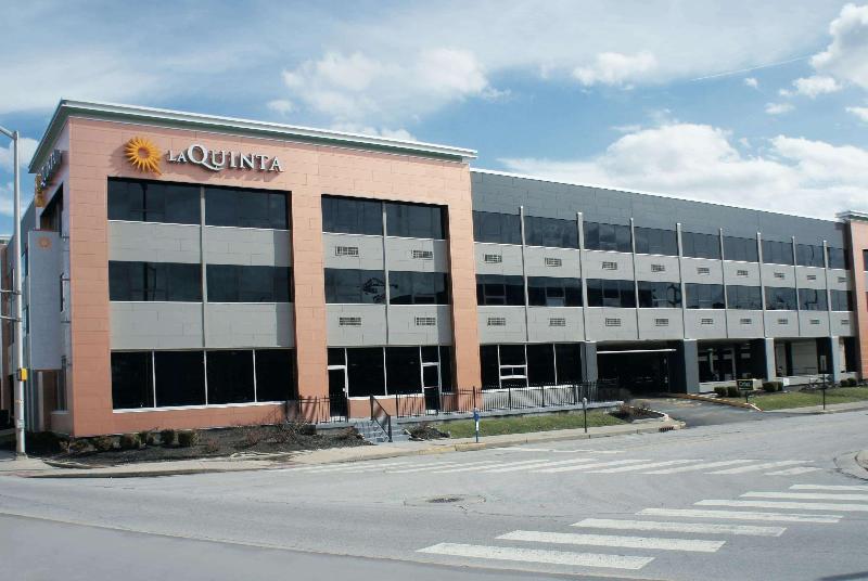 هتل La Quinta Inn & Suites By Wyndham Indianapolis Downtown