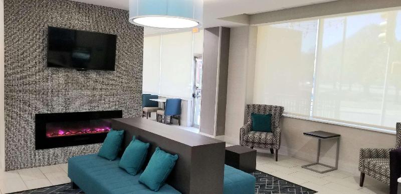 هتل La Quinta Inn & Suites By Wyndham Indianapolis Downtown