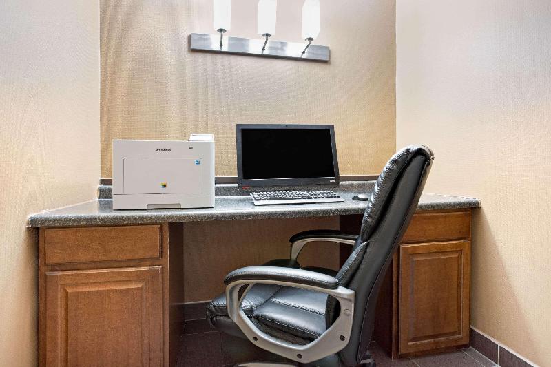 هتل La Quinta Inn & Suites By Wyndham Indianapolis Downtown