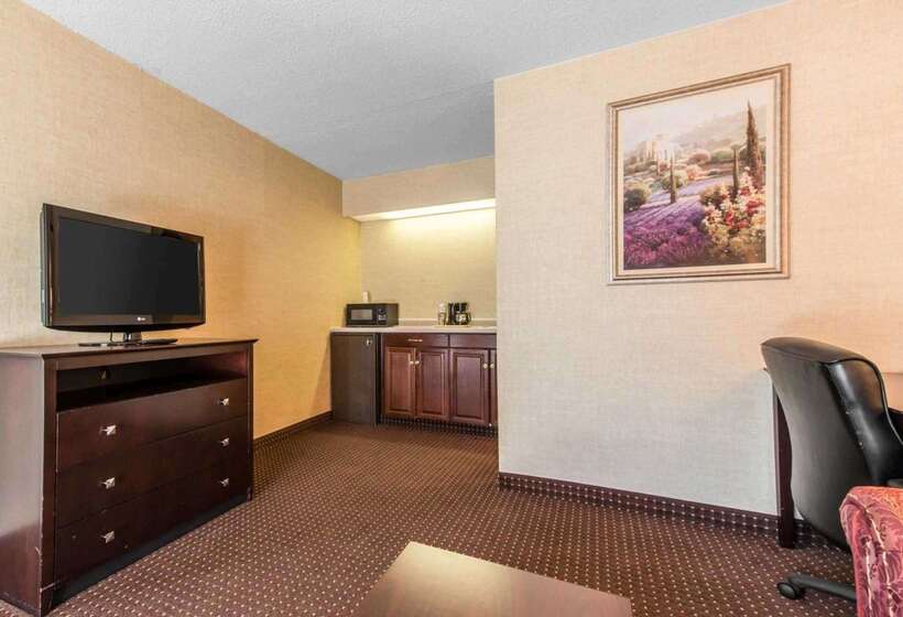 هتل Quality Inn & Suites Conference Center Across From Casino