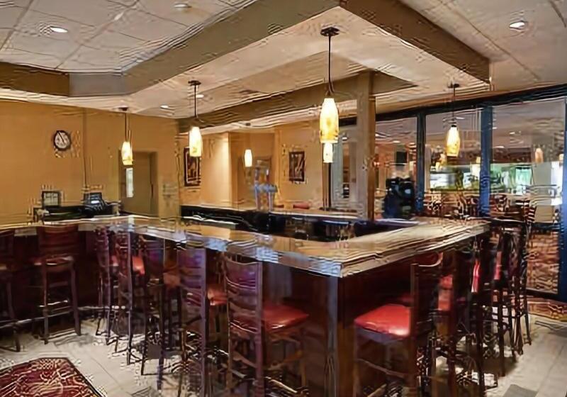 هتل Quality Inn & Suites East Syracuse  Carrier Circle