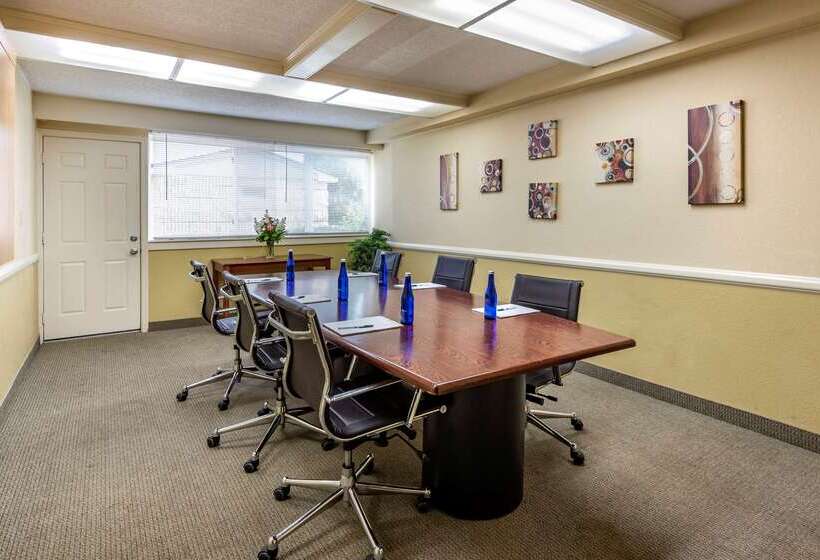 בית מלון כפרי Quality Inn & Suites Vestal Binghamton Near University