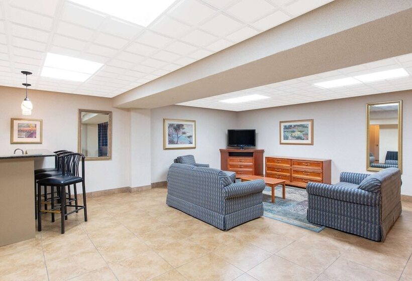 هتل Ramada By Wyndham Midtown Grand Island