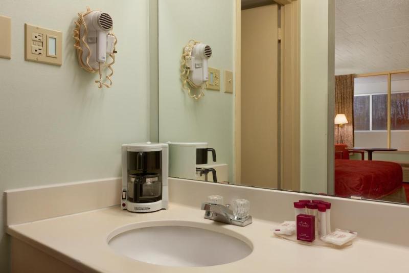 בית מלון כפרי Red Carpet Inn & Suites