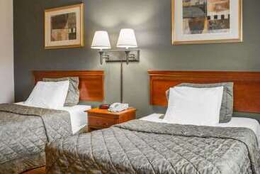 هتل Rodeway Inn Huntington Station Melville