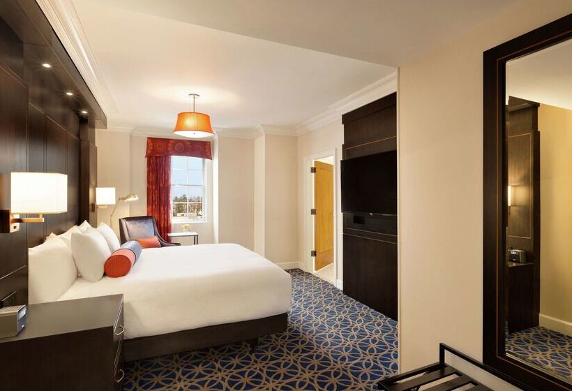 هتل Saranac Curio Collection By Hilton