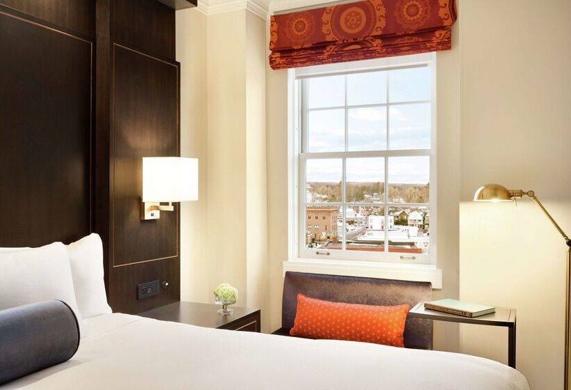 هتل Saranac Curio Collection By Hilton