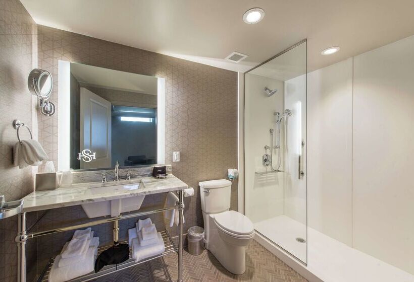 هتل Saranac Curio Collection By Hilton