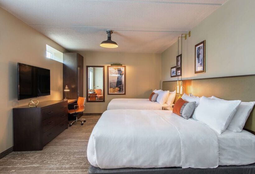 هتل Saranac Curio Collection By Hilton