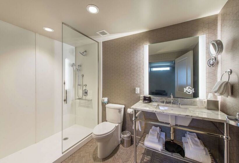 هتل Saranac Curio Collection By Hilton