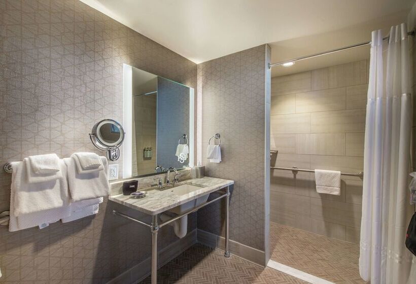 هتل Saranac Curio Collection By Hilton