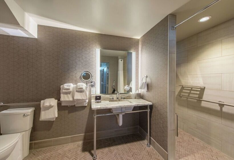 هتل Saranac Curio Collection By Hilton