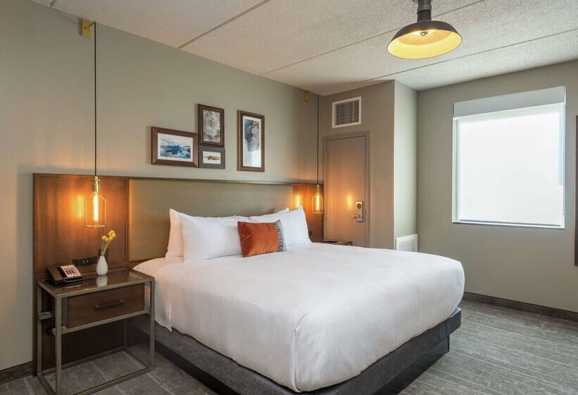 هتل Saranac Curio Collection By Hilton