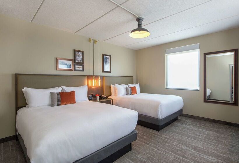 هتل Saranac Curio Collection By Hilton