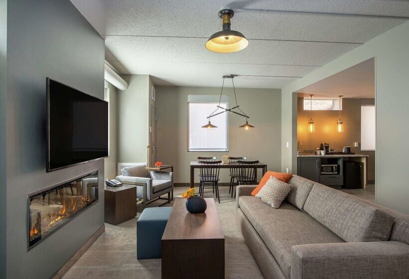 هتل Saranac Curio Collection By Hilton