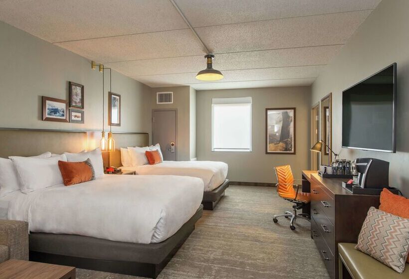 هتل Saranac Curio Collection By Hilton