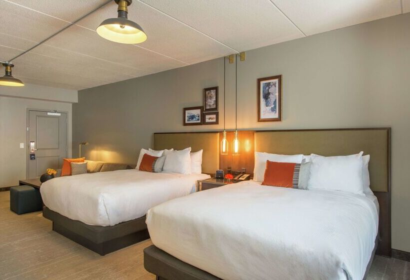 هتل Saranac Curio Collection By Hilton