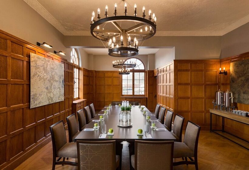هتل Saranac Curio Collection By Hilton