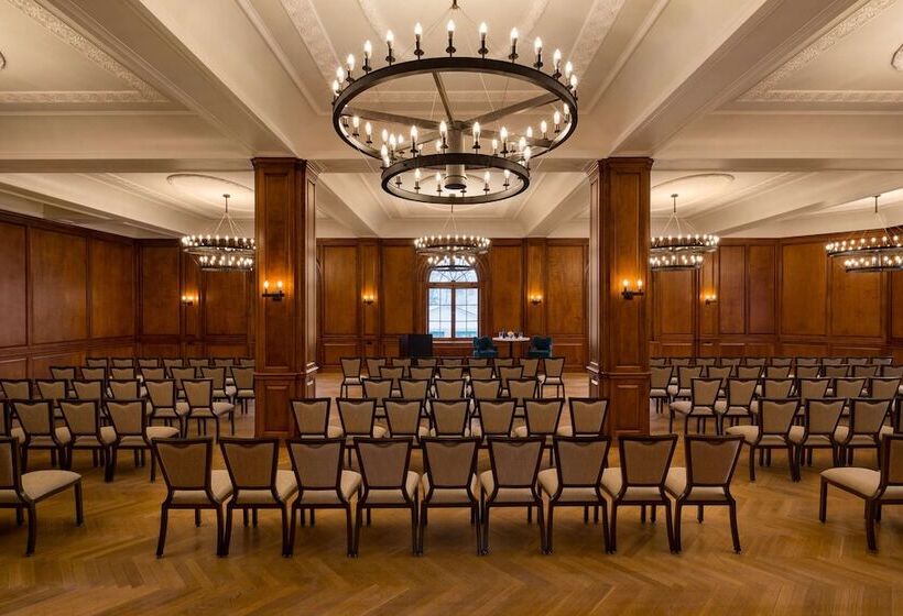 هتل Saranac Curio Collection By Hilton