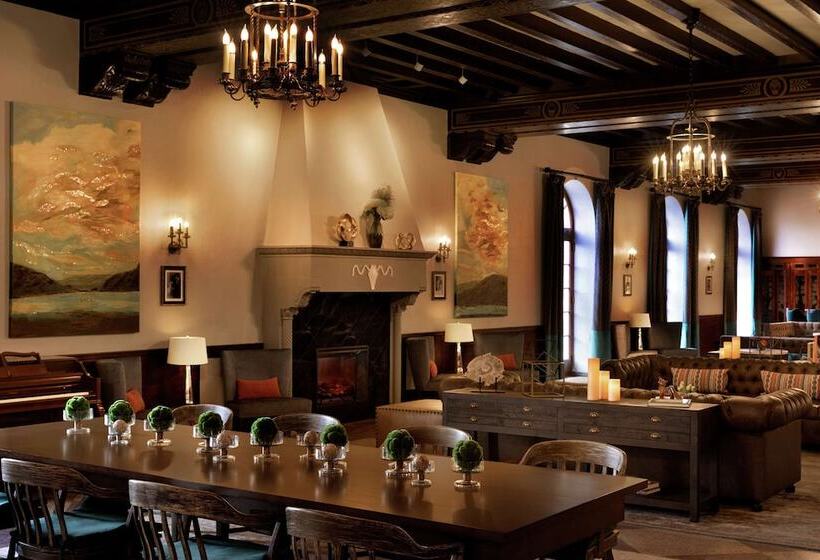 هتل Saranac Curio Collection By Hilton
