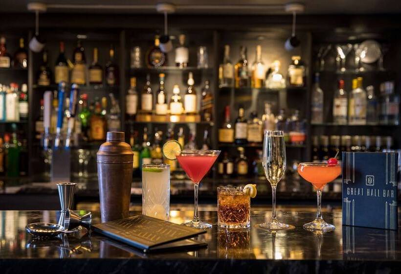 هتل Saranac Curio Collection By Hilton