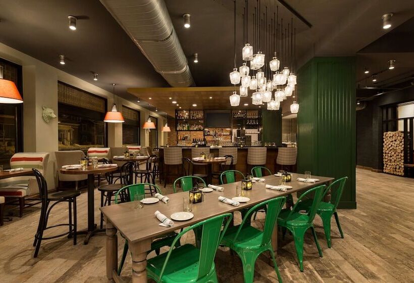 هتل Saranac Curio Collection By Hilton