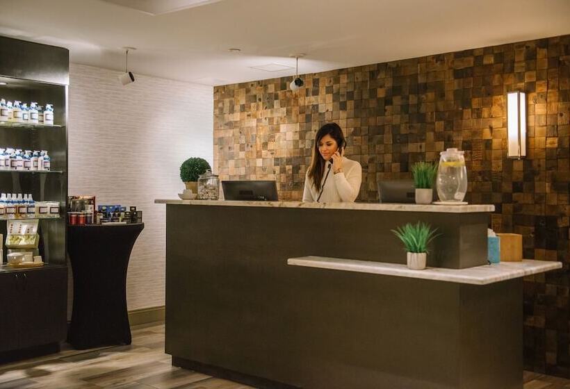 هتل Saranac Curio Collection By Hilton