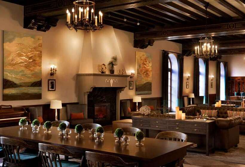 هتل Saranac Curio Collection By Hilton