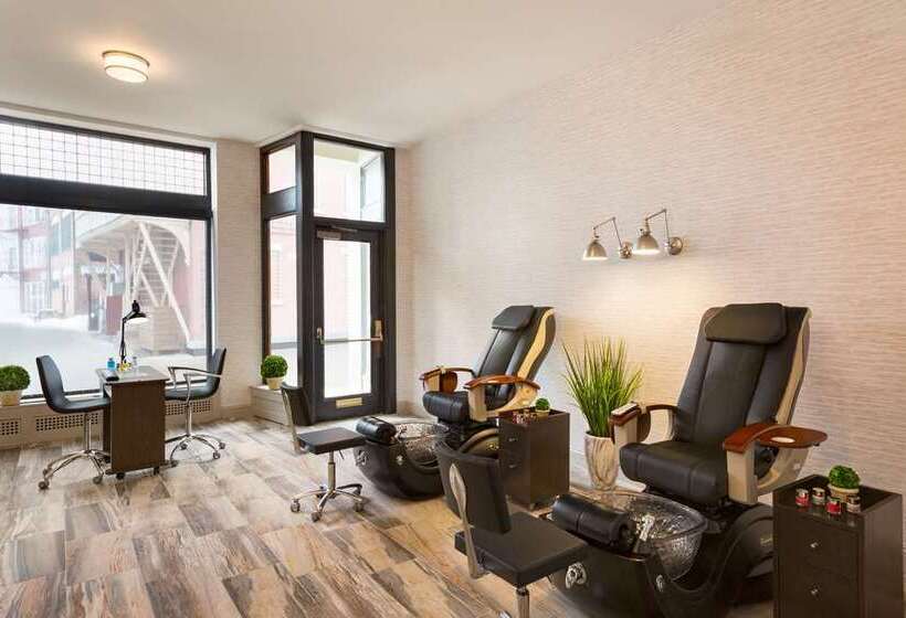 هتل Saranac Curio Collection By Hilton