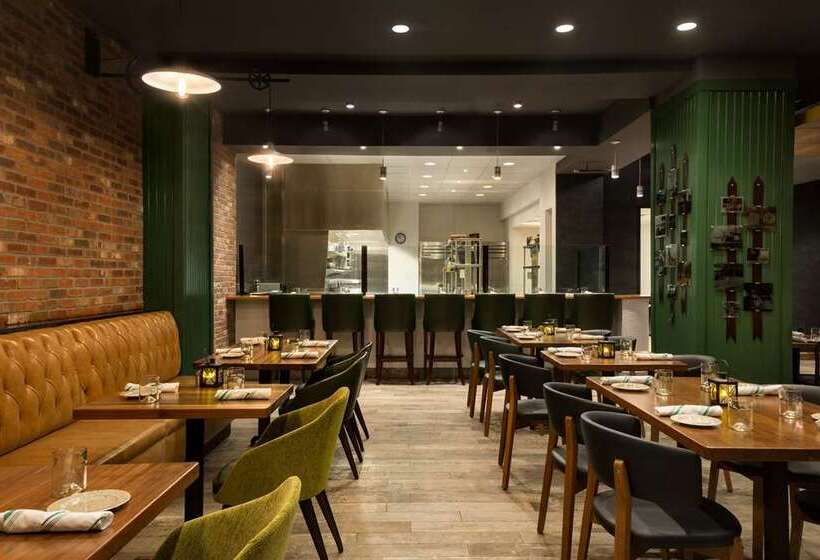 هتل Saranac Curio Collection By Hilton
