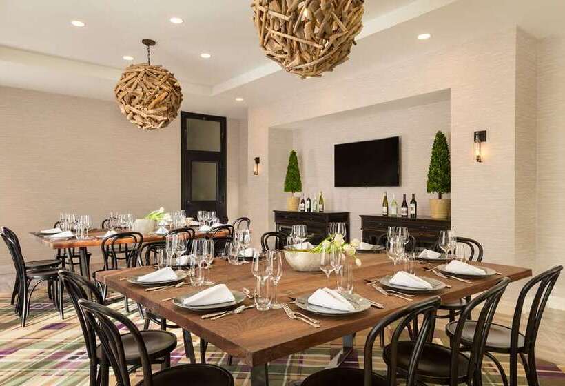 هتل Saranac Curio Collection By Hilton