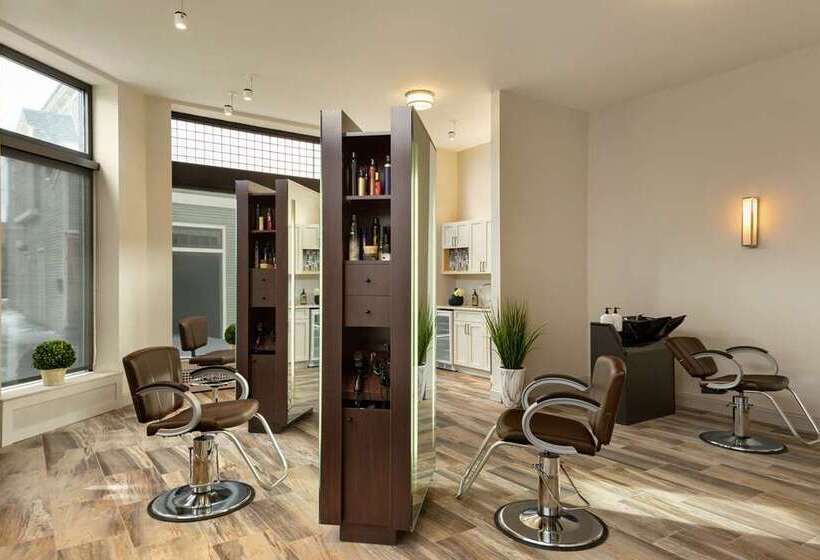 هتل Saranac Curio Collection By Hilton