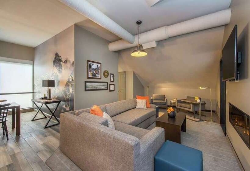 هتل Saranac Curio Collection By Hilton