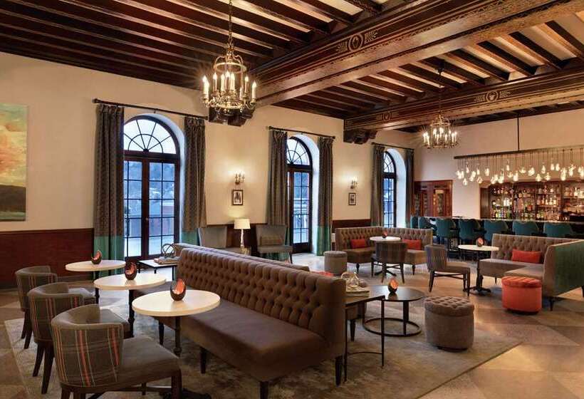 هتل Saranac Curio Collection By Hilton