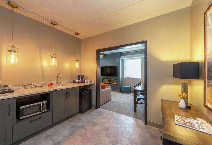هتل Saranac Curio Collection By Hilton