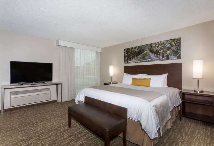 Hotel Wyndham Garden Fresno Yosemite Airport