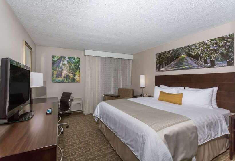 Hotel Wyndham Garden Fresno Yosemite Airport