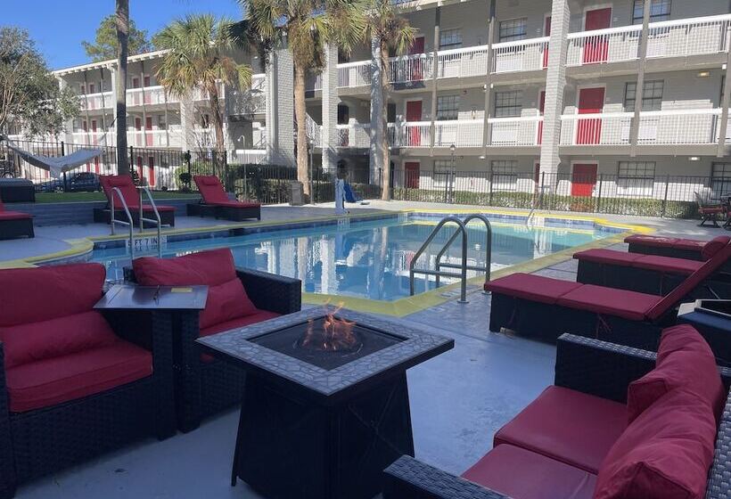 هتل Casa Bella Inn & Suites Extended Stay