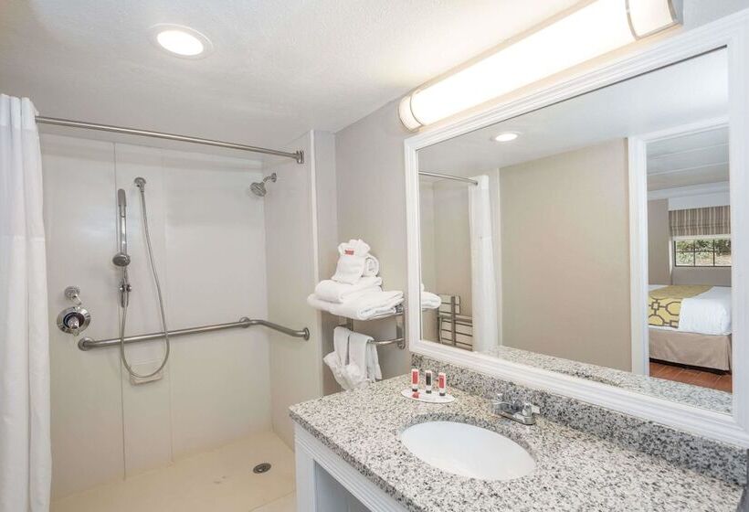 هتل Casa Bella Inn & Suites Extended Stay