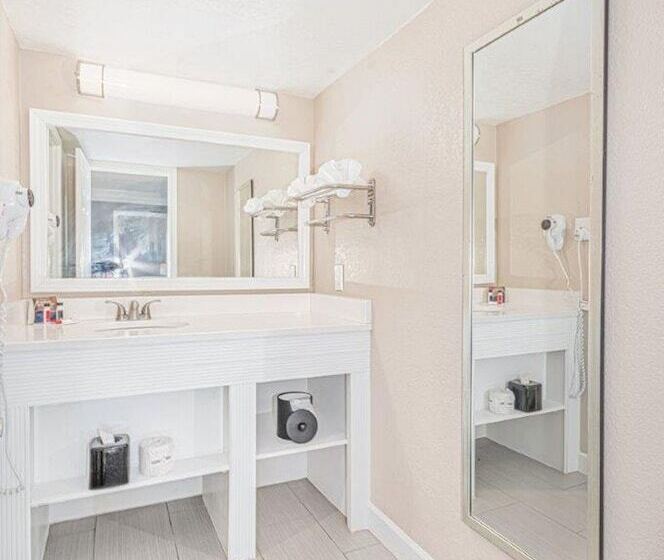 هتل Casa Bella Inn & Suites Extended Stay
