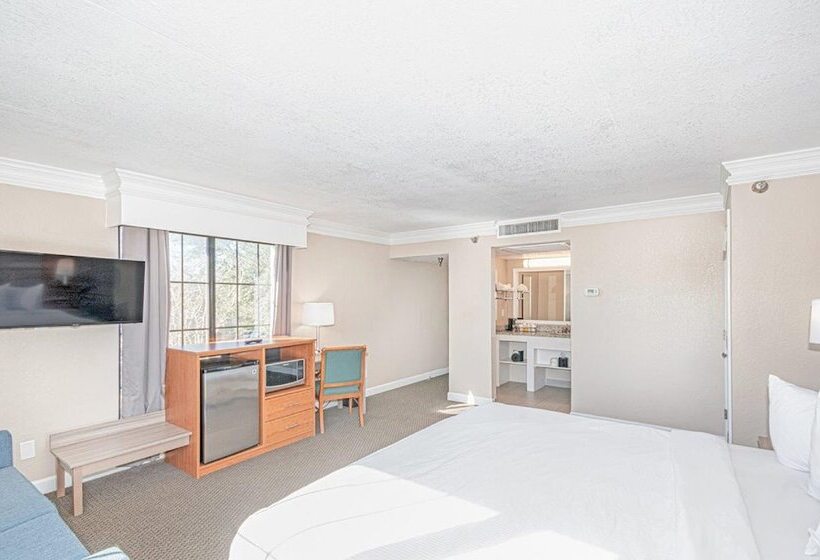 هتل Casa Bella Inn & Suites Extended Stay