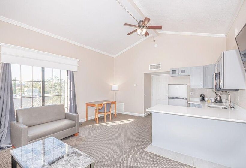 هتل Casa Bella Inn & Suites Extended Stay